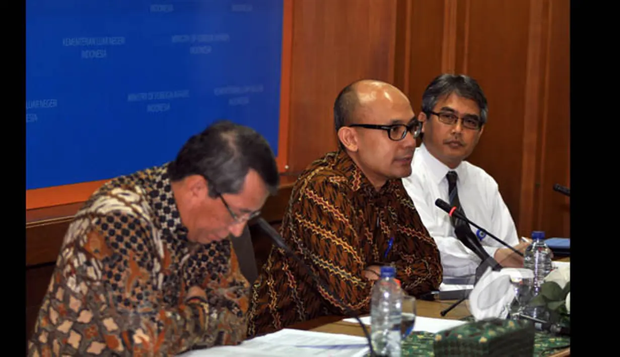Juru bicara Kemenlu, Arrmanatha Nasir (tengah) bersama Dirjen Amerika-Eropa Dian Triansyah Djani (kiri) dan Direktur Eropa Barat Agung Kurniadi memberikan keterangan kepada wartawan di Gedung Pancasila, Jakarta, (19/1/2015). (Liputan6.com/Miftahul Hayat)