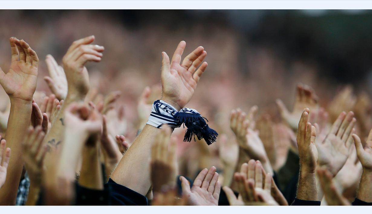 Aksi suporter Bordeaux saat melawan Liverpool dalam laga Grup B Liga Europa di Bordeaux, Jumat (18/9/2015) dini hari WIB. (Action Images via Reuters/Lee Smith)
