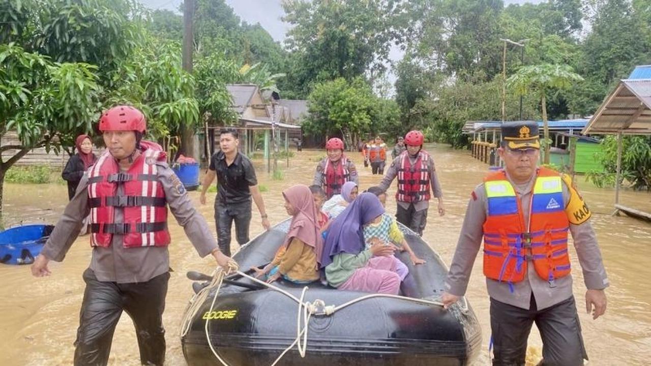 Petugas Gabungan Evakuasi Ratusan Warga Terdampak Banjir Balangan
