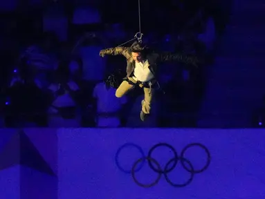 Tom Cruise saat terjun ke dalam stadion pada upacara penutupan Olimpiade Paris 2024 di Stade de France, Minggu 11 Agustus 2024 atau Senin (12/8/2024) dini hari WIB di Saint-Denis, Prancis. (AP Photo/Martin Meissner)