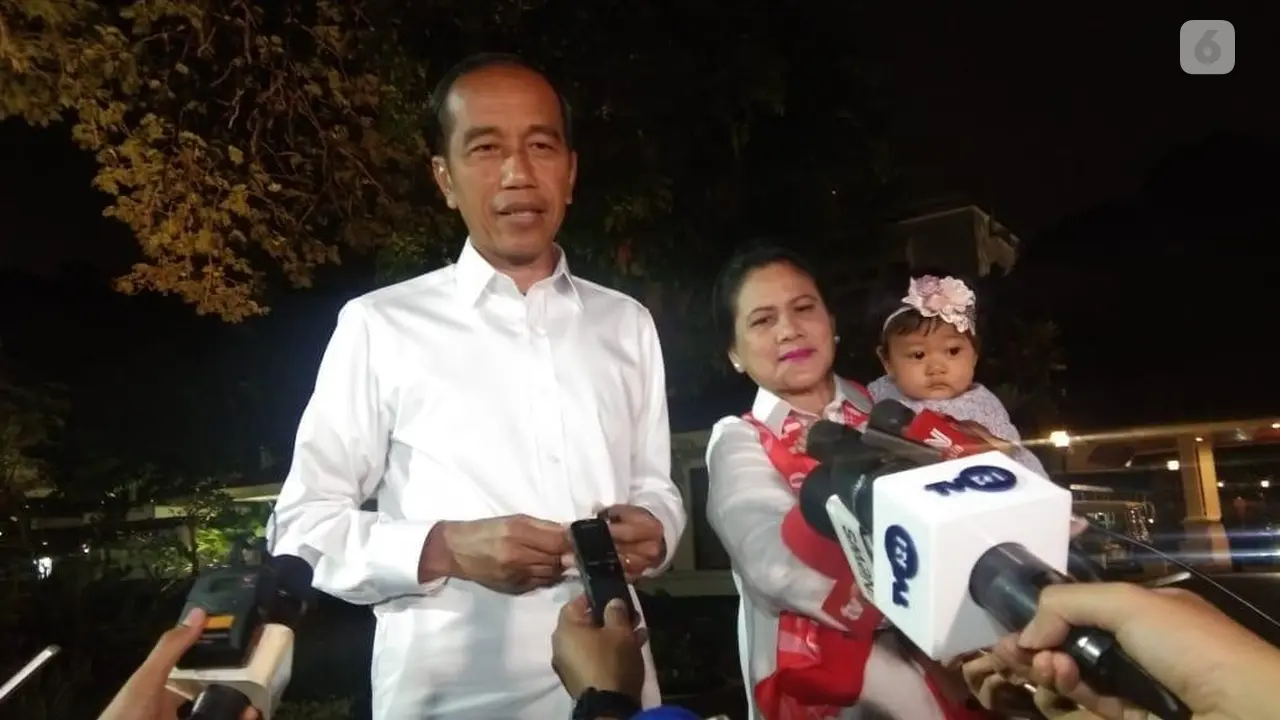Calon Presiden nomor urut 01 Jokowi jelang debat keempat Pilpres 2019. (Liputan6.com/Lizsa Egeham)
