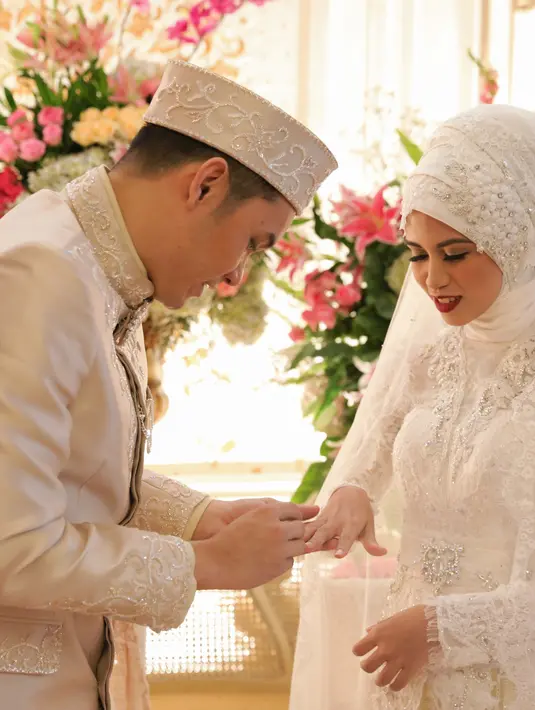 "Saya terima nikah dan kawinnya, Nesyana Ayu Nabilla binti H. Supartono dengan mas kawinnya tersebut, tunai," ucap lelaki kelahiran Jakarta, 33 tahun tersebut. (Adrian Putra/Bintang.com)