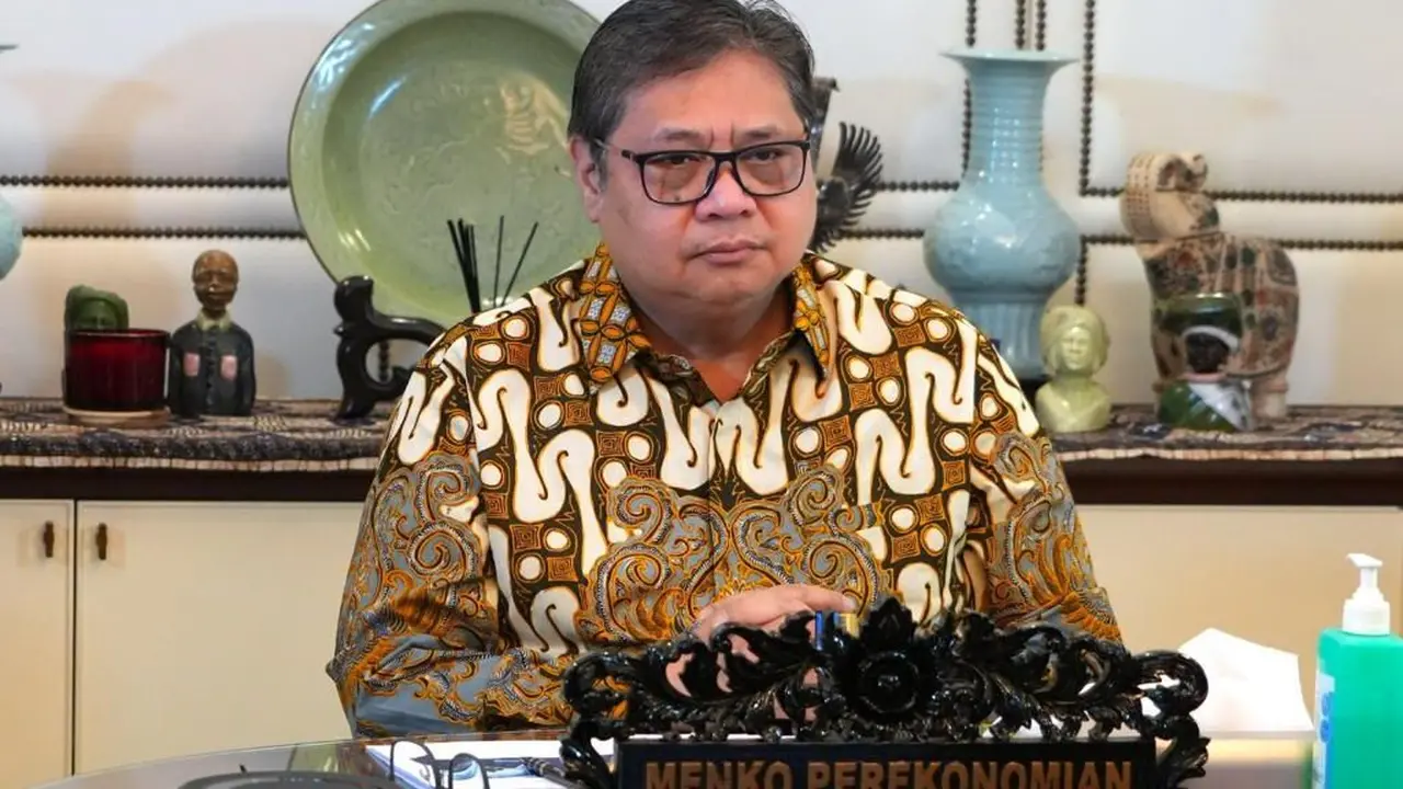 Menteri Koordinator Bidang Perekonomian Airlangga Hartarto saat menyampaikan keynote speech secara virtual mewakili Presiden Joko Widodo dalam acara The Indonesian Iron & Steel Industry Association (IISIA) Business Forum 2022, Kamis (1/12/2022).