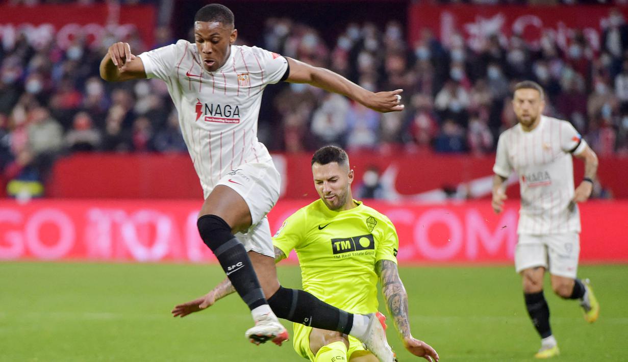 Anthony Martial - Pemain Manchester United yang kini dipinjamkan ke Sevilla ini tampil apik di Liga Spanyol. Hal tersebut membuat I Nerazzurri tertartik mendatangkannya musim panas 2022 mendatang. (AFP/Cristina Quicler)