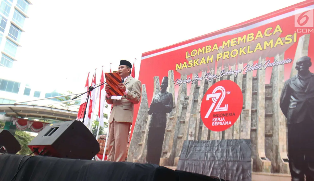 Peserta membaca naskah Proklamasi Kemerdekaan Republik Indonesia saat mengikuti lomba di Kementerian Hukum dan HAM, Jakarta, Senin (14/8). Lomba ini untuk menyambut HUT RI 72. (Liputan6.com/Helmi Afandi)