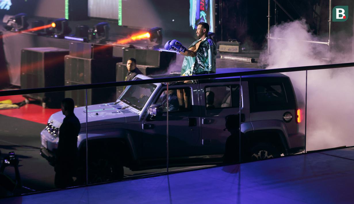 Bobby Saputra menaiki mobil ketika memasuki arena bertanding laga Superstar Knockout Vol . 2 di Jakarta International Velodrome, Rawamangun, Jakarta Timur, Sabtu (7/12/2024).