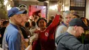 Pendukung Liverpool bernyanyi dan mendukung tim mereka di sebuah pub di alun-alun Campo de 'Fiori Roma, Italia (1/5). Pada leg pertama Liverpool menang telak 5-2 atas AS Roma. (AP Photo/Andrew Medichini )