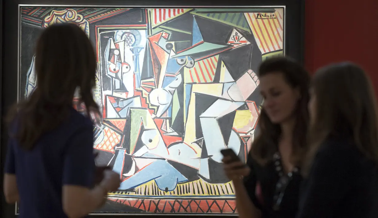 Sejumlah orang melihat lukisan karya Pablo Picasso berjudul ‘Women of Algiers’ di Balai Lelang Christie, New York, Senin (11/5/2015). Lukisan tersebut terjual seharga 179,3 juta dolar AS atau sekitar Rp 2,36 triliun. (REUTERS/Darren Ornitz)