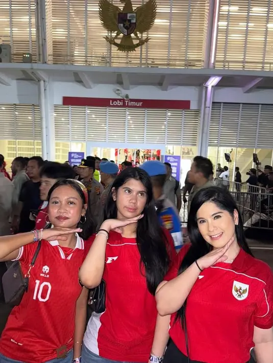 Annisa Pohan hadir bersama sang putri mengenakan jersey timnas berwarna merah. [@annisayudhoyono].
