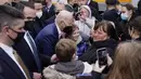 Presiden Amerika Serikat Joe Biden bertemu dengan pengungsi Ukraina dan pekerja bantuan kemanusiaan saat berkunjung ke PGE Narodowy Stadium di Warsawa, Polandia, 26 Maret 2022. (AP Photo/Evan Vucci)