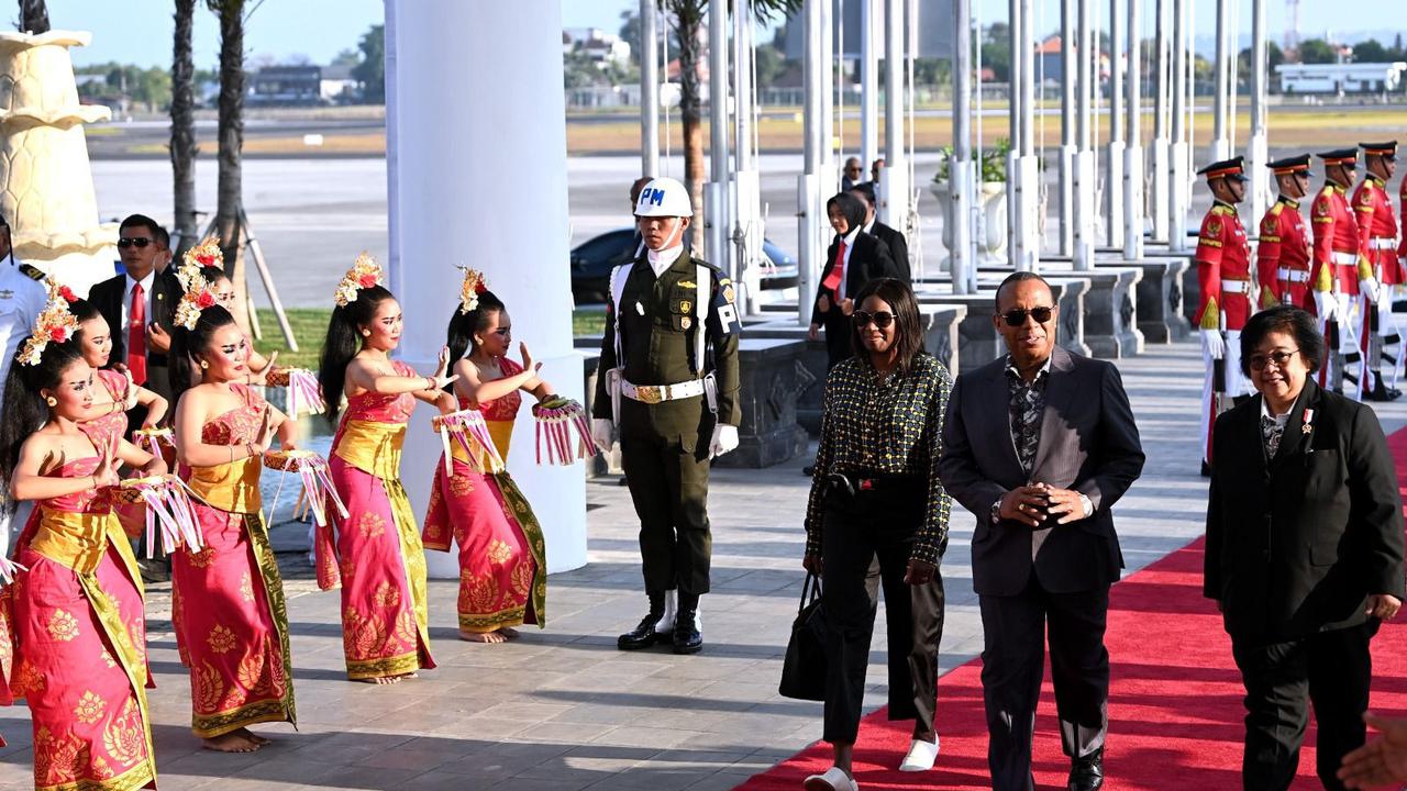 Perdana Menteri Sao Tome and Principe Patrice Emery Trovoada (tengah) bersama istri Nana Oumu Toure Trovoada (kiri) disambut Menteri Lingkungan Hidup dan Kehutanan Siti Nurbaya Bakar (kanan). (Media Center KTT AIS Forum 2023/Fikri Yusuf/pras).
