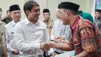 Wakil Menteri ATR/BPN, Raja Juli Antoni, membagikan 30 sertipikat tanah wakaf kepada warga di Kantor Kementerian Agama Kota Jakarta Selatan, Pejaten pada Selasa (10/01/2023). (Ist)