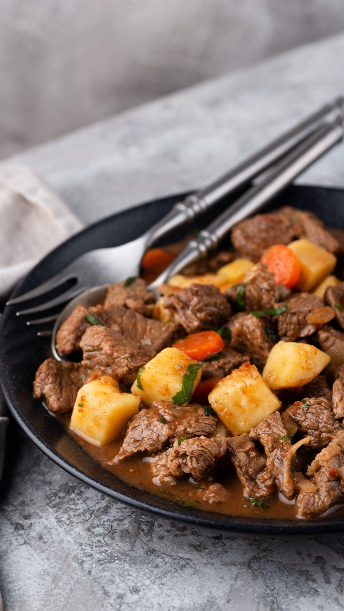 Itu dia resep makanan lebaran yang pantang absen di meja makan saat lebaran. Pasti ada makanan kesukaan Anda, kan? Coba resepnya dan sajikan kelezatan masakan khas Indonesia di hari raya bersama keluarga. Selamat Lebaran!