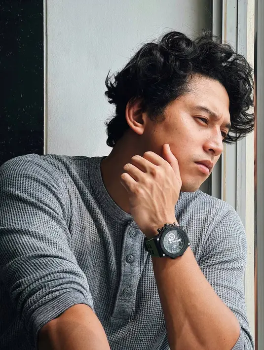 Berbincang dengan Showbiz Liputan6.com, Rabu (14/9/2022) di Jakarta, Roy Sungkono mengaku memetik banyak pelajaran seputar relasi dan pernikahan selama syuting. “Kalau pernikahan atau hubungan itu sebenarnya bisa dipelajari. Komunikasi atau pernikahan bukan let it flow saja. Memang harus belajar kayak lo lagi kerja atau kayak gue mendalami suatu skill,” katanya. (Foto: Dok. Oxygen Management)