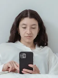 Mulai dari menghapus file yang tidak diperlukan hingga menata aplikasi, berikut tips digital declutter yang bisa membuat ponsel lebih ringan dan produktivitas meningkat. [Dok/Pexels.com/Miriam Alonso].