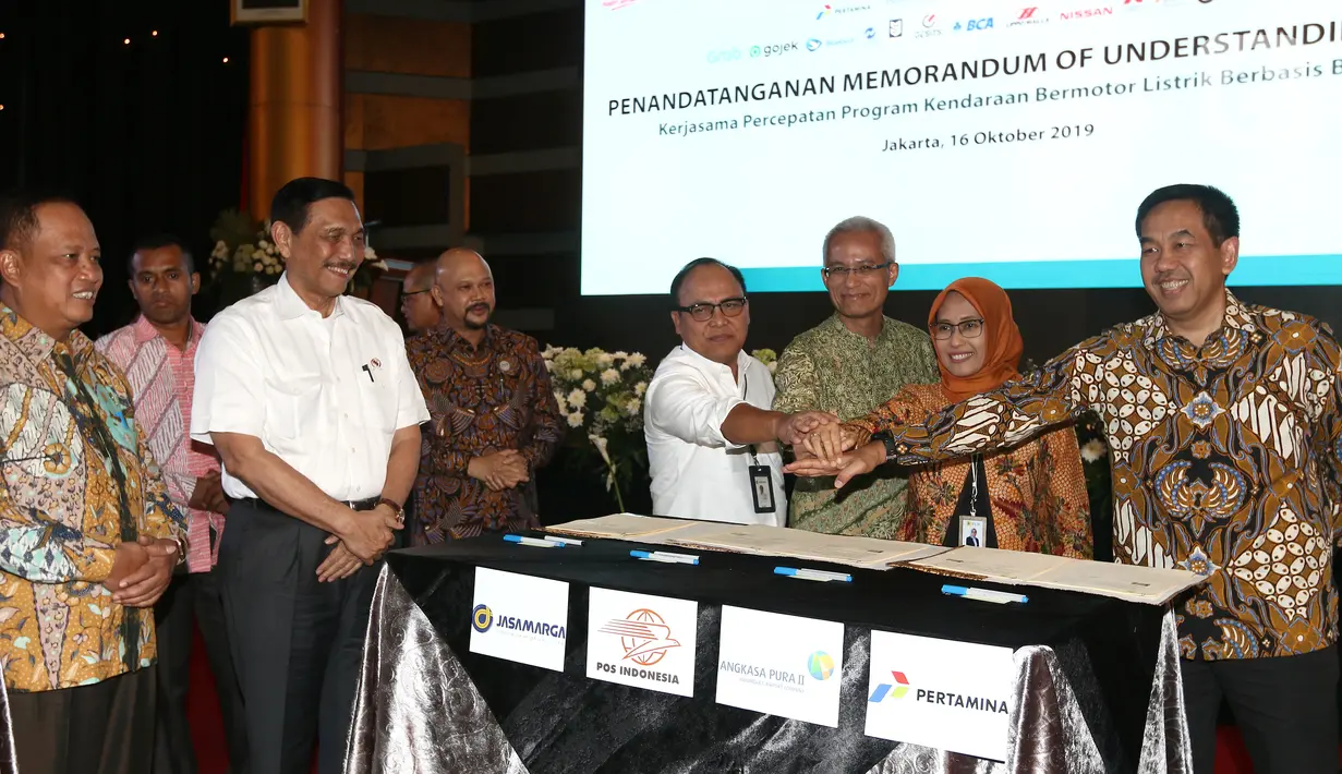 Plt Dirut PLN Sripeni Inten Cahyan bersama perwakilan PT Pos Indonesi, Jasamarga, Pertamina, dan Angkasapura usai MoU terkait pengembangan Stasiun Pengisian Kendaraan Listrik Umum (SPKLU) untuk percepatan kendaraan listrik berbasis baterai di Jakarta, Rabu (16/10/2019). (Liputan6.com/Fery Pradolo)