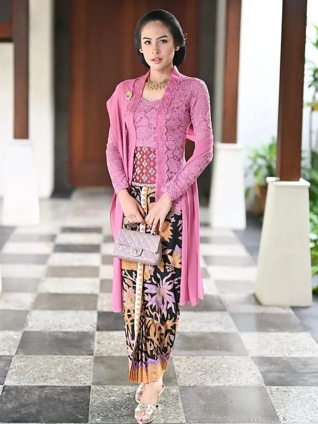Gaya Maudy Ayunda Hadiri Pernikahan Putri Tanjung, Tampil Anggun Berbalut Kebaya Kutubaru