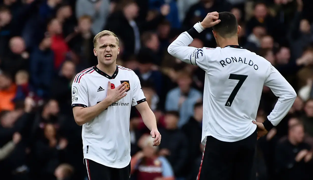 Pemain Manchester United Donny van de Beek (kiri) dan Cristiano Ronaldo (kanan) bereaksi setelah pemain Aston Villa Jacob Ramsey mencetak gol ke gawang mereka pada pertandingan sepak bola Liga Inggris di Villa Park, Birmingham, Inggris, 6 November 2022. Aston Villa mempermalukan Manchester United dengan skor 3-1. (AP Photo/Rui Vieira)