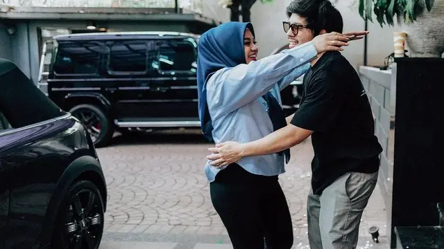 Potret Wajah Bahagia Aurel Hermansyah Dapat Hadiah Mobil