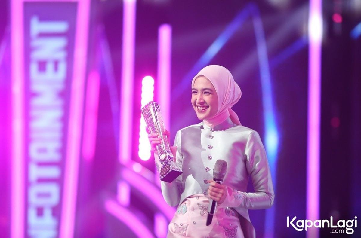 Di momen yang penuh kebahagiaan ini, Cut Syifa mengungkapkan rasa syukur yang mendalam atas kemenangannya di kategori Most Charming Female Celebrity.<br>