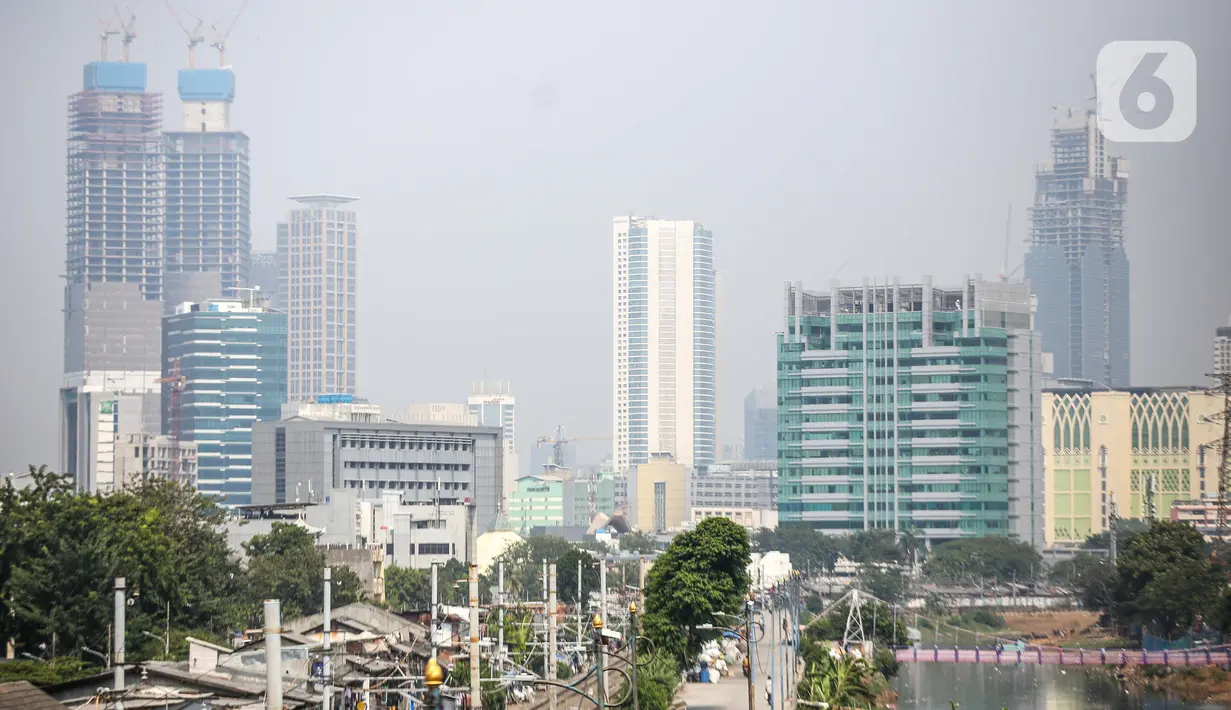 Pemandangan gedung bertingkat di Jakarta, Selasa (28/7/2020). Provinsi DKI Jakarta dan Jawa Barat menjadi dua daerah pertama penerima dana program Pinjaman Pemulihan Ekonomi Nasional (PEN) Daerah karena terdampak COVID-19 pada kesejahteraan dan ekonomi masyarakatnya. (Liputan6.com/Faizal Fanani)