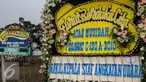 Karangan bunga duka cita terus berdatangan ke Lanud Halim Perdanakusuma, Jakarta, Rabu (1/7/2015). Karangan bunga tersebut sebagai ungkapan belasungkawa atas tragedi jatuhnya Pesawat Hercules C-130 di Medan. (Liputan6.com/Faizal Fanani)