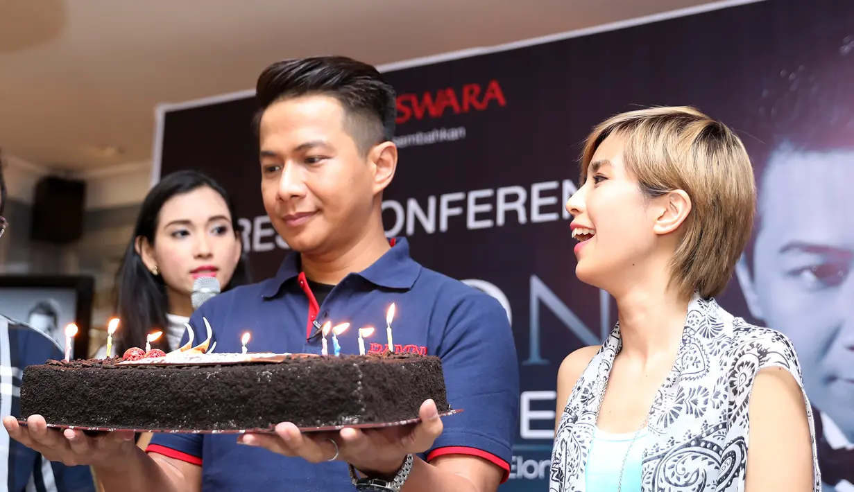 Delon mengaku bangga bisa meluncurkan album bertepatan ulang tahunnya, 20 Mei. Peluncuran album di Plaza Semanggi, Jakarta Selatan, Jumat (20/5/2016). (Andy Masela/Bintang.com)