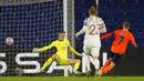 Pemain Istanbul Basaksehir, Edin Visca, mencetak gol ke gawang Manchester United pada laga Liga Champions di Stadion Fatih Terim, Kamis (5/11/2021). MU takluk dengan skor 2-1. (AP Photo)