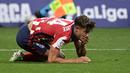 Ekspresi kecewa gelandang Atletico Madrid, Marcos Llorente usai gagal memanfaatkan peluang saat melawan SD Huesca dalam laga lanjutan Liga Spanyol 2020/2021 pekan ke-32 di Wanda Metropolitano Stadium, Madrid, Kamis (22/4/2021). Atletico menang 2-0 atas SD Huesca. (AFP/Javier Soriano)