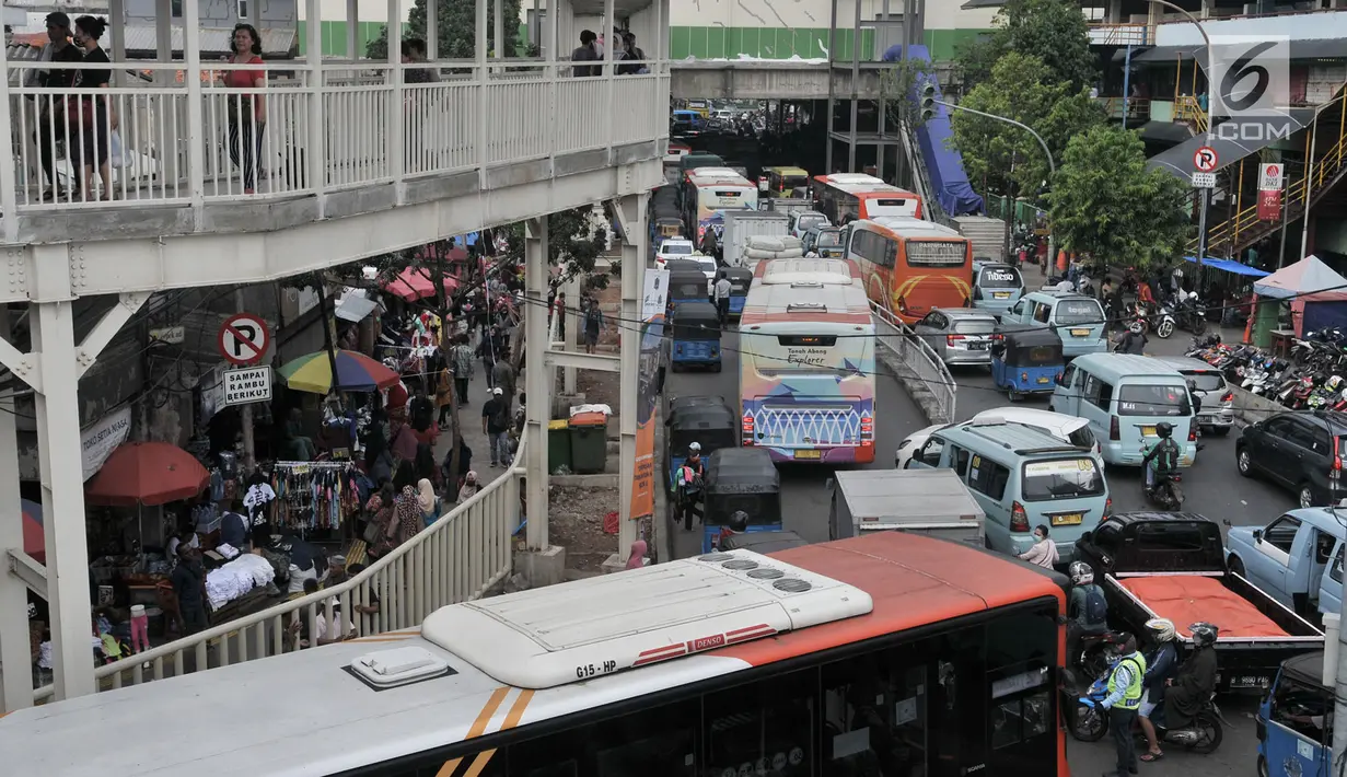 Kendaraan terjebak macet ketika melintas di kawasan Pasar Tanah Abang, Jakarta, Kamis  (16/5/2019). Menginjak bulan suci Ramadan, banyak masyarakat berbelanja di pusat perbelanjaan Tanah Abang sehingga menyebabkan kemacetan yang tak terhindarkan. (merdeka.com/Iqbal S Nugroho)