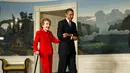 Presiden AS Barack Obama, mengawal mantan ibu negara, Nancy Reagan pada sebuah acara di Gedung Putih, 2 Juni 2009. Nancy yang meninggal dunia pada usia 94 tahun dianggap sebagai salah satu sosok ibu negara paling berpengaruh. (REUTERS/Kevin Lamarque)