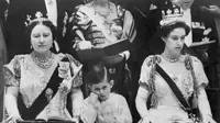 Ibunda Ratu Elizabeth, Raja Charles III (saat masih menjadi pangeran) dan Putri Margaret menghadiri upacara penobatan Ratu Elizabeth II, 02 Juni 1953, di Westminster Abbey, di London. Sang Ratu dimahkotai dengan sungguh-sungguh di Westminster Abbey di London hari itu. (Dok: INTERCONTINENTALE / AFP)