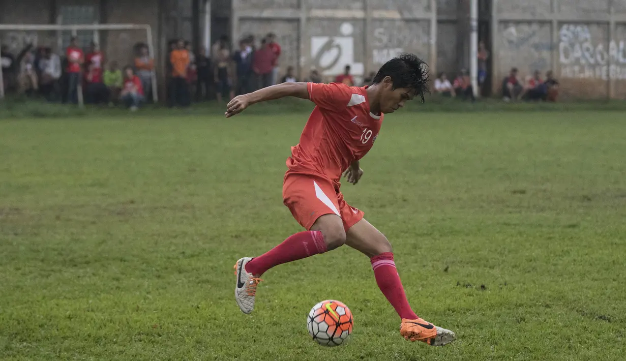 Penyerang Persija, Aldy Al Achya berusaha mengontrol bola pada latihan perdana jelang babak 8 besar Piala Jenderal Sudirman di Lapangan Sawangan, Depok, Jawa Barat, Jumat (4/12/2015). (Bola.com/Vitalis Yogi Trisna)