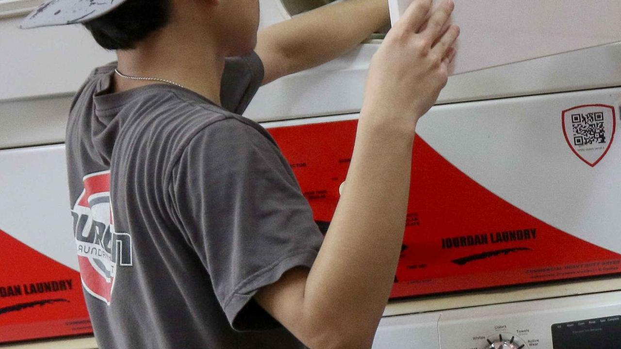 Peningkatan permintaan itu turut dialami sebuah penyedia jasa laundry di kawasan Ampera Raya. Pekerja mengungkapkan bahwa omzet harian mengalami peningkatan hingga dua kali lipat.&nbsp;Liputan6.com/Herman Zakharia