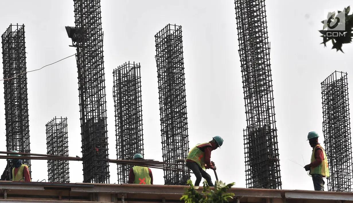 Pekerja memasang fondasi saat menyelesaikan pembangunan rumah susun (Rusun) DP 0 rupiah Klapa Village, Jakarta, Kamis (11/10). Rusun ini ditargetkan selesai pada Juli 2019. (Merdeka.com/Iqbal Nugroho)