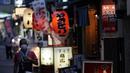 Seorang pria yang memakai masker untuk membantu mencegah penyebaran virus corona berjalan di sebuah jalan bar di Tokyo, Kamis (10/9/2020). Ibukota Jepang mengonfirmasi lebih dari 270 kasus virus korona pada hari Kamis. (AP Photo / Eugene Hoshiko)