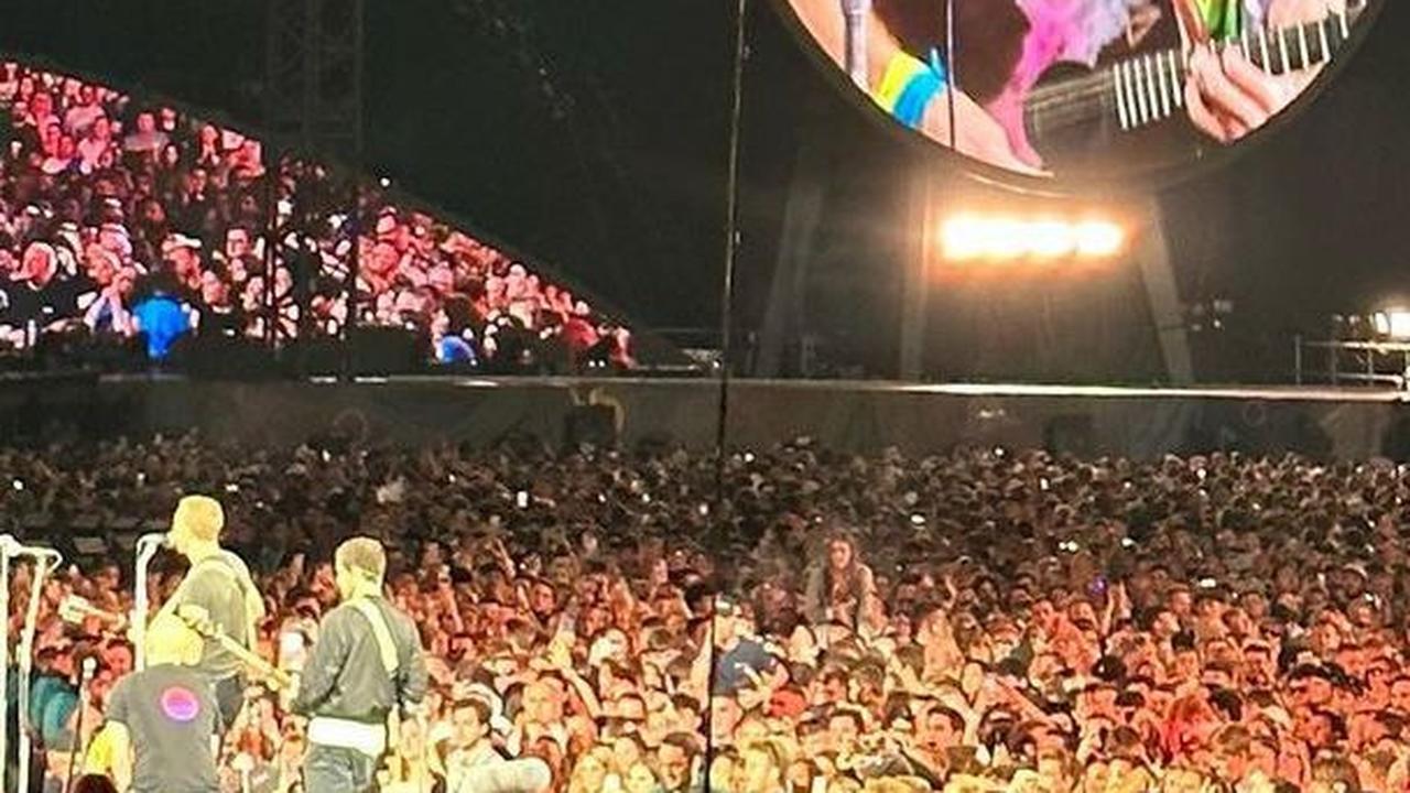 Hoki Parah, Maliq Tasmaya Mahasiswa Asal Indonesia Diajak Chris Martin Naik ke Atas Panggung saat Konser Coldplay