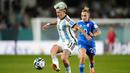 <p>Pemain Timnas Wanita Argentina, Yamila Rodriguez (kiri) mengontrol bola pada laga Grup G Piala Dunia Wanita 2023 melawan Italia di Eden Park, Auckland, New Zealand, 24 Juli 2023. (AP Photo/Abbie Parr)</p>