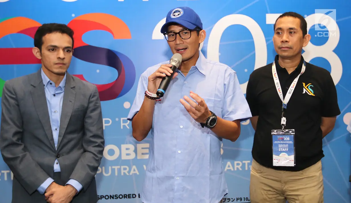 Pengusaha Sandiaga Uno (tengah) memberikan keterangan pers  pada acara Indonesia Young Entrepreneur Summit 2018 di Ciputra Artpreneur World, Jakarta, Minggu (28/10). Forum ini mengusung tema Arah Baru Ekonomi Indonesia. (Liputan6.com/Fery Pradolo)
