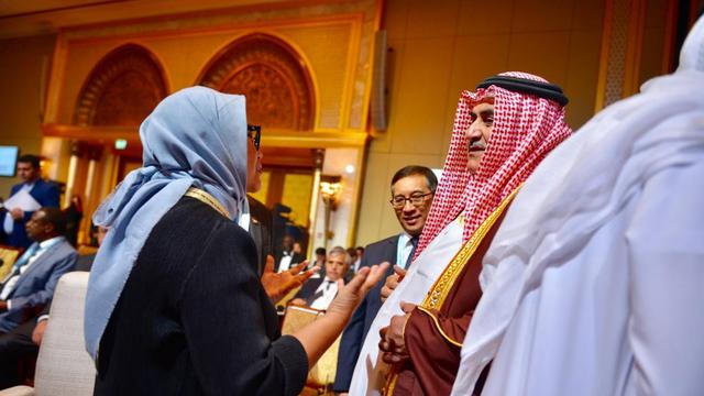 Tampak Menteri Luar Negeri Indonesia Retno Marsudi tengah melakukan dialog dengan berbagai perwakilan negara (Dokumentasi Kemlu RI)