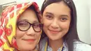 Indah Permatasari merupakan putri dari pasangan Nasyruddin dan Nursyah. Indah kerap membagikan momen kebersamaan bersama sang ibunda di akun media sosialnya. (Liputan6.com/IG/@indahpermatas)
