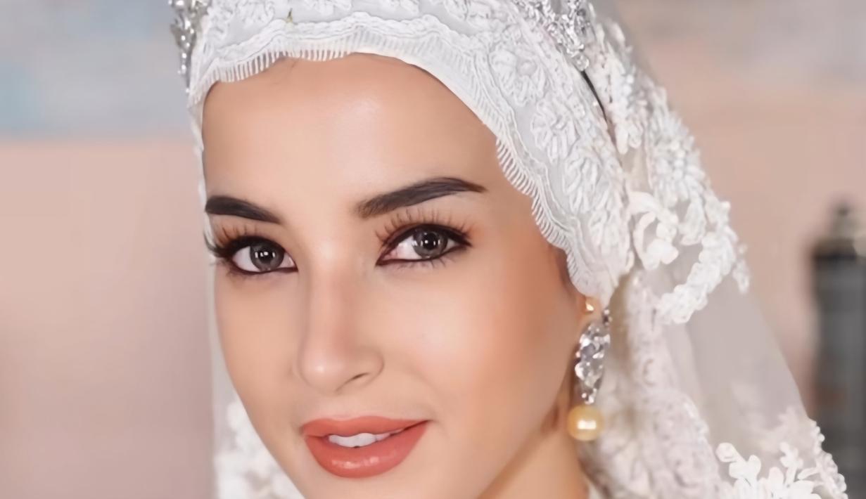 <p>Tidak hanya sekadar makeup, Tasya juga menyempurnakan penampilannya dengan mengenakan baju pengantin lengkap dengan mahkota. Transformasi visual Tasya seolah membuatnya menjadi kembaran Tasyi Athasyia, layaknya seorang Puteri Kerajaan Brunei yang memesona. (Liputan6.com/IG/@tasyafarasya)</p>