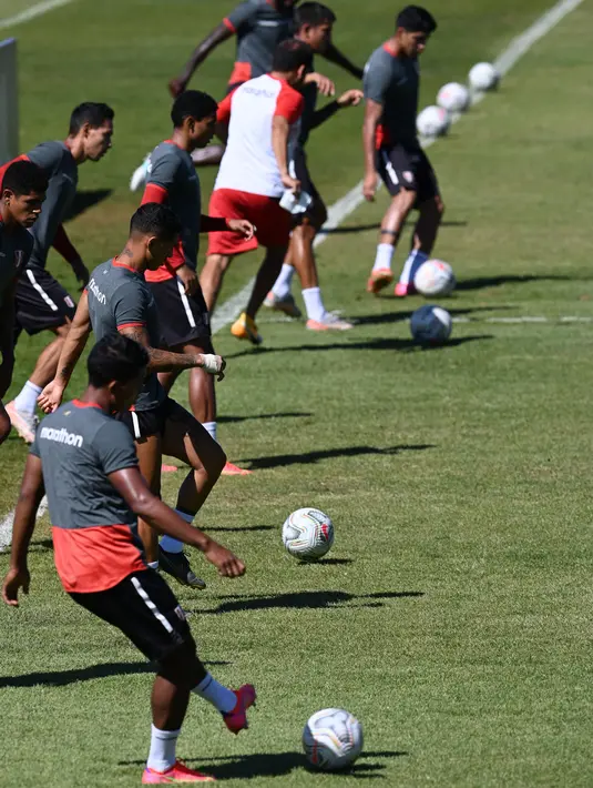 Para pemain timnas Peru mengontrol bola saat sesi latihan menjelang perebutan juara ketiga Copa America 2021 melawan Kolombia, di Brasilia, Brasil, Kamis (8/7/2021). Laga Kolombia vs Peru akan digelar di Stadion Nasional, Sabtu, 10 Juli pada pukul 07.00 WIB. (EVARISTO SA / AFP)