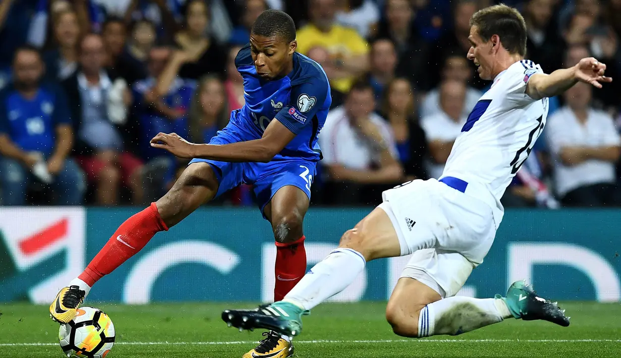 Penyerang Prancis, Kylian Mbappe, berusaha mengirim umpan saat melawan Luksemburg pada laga Kualifikasi Piala Dunia 2018 di Stadion Municipal, Toulouse, Minggu (3/9/2017). Kedua negara bermain imbang 0-0. (AFP/Franck Fife)