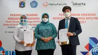 CEO Hanwha Life Insurance Indonesia, David Yeom (kanan) menandatangani MoU CSR PUSPA bersama Kepala Dinas PPAPP DKI Jakarta, Tuty Kusumawati (kiri).