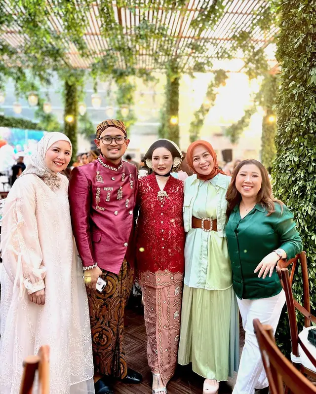 Pesona 8 seleb di acara pengajian dan Mitoni Shandy Purnamasari, Nagita Slavina simpel tapi anggun