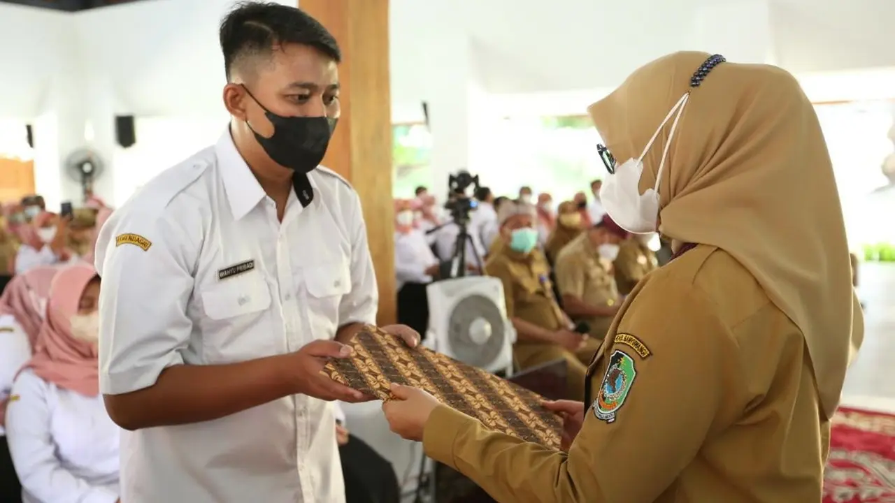 Bupati Banyuwangi Ipuk Fiestiandani (Kiri) menyerahkan SK PPPK kepada guru (Istimewa)