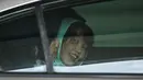 Warga negara Vietnam, Doan Thi Huong tersenyum saat berada di dalam mobil sesaat akan meninggalkan Pengadilan Tinggi di Shah Alam, Malaysia, Senin (1/4). Terduga pembunuh Kim Jong Nam, kakak tiri Pemimpin Korea Utara Kim Jong Un, tersebut dijadwalkan bakal bebas bulan depan. (Mohd RASFAN / AFP)