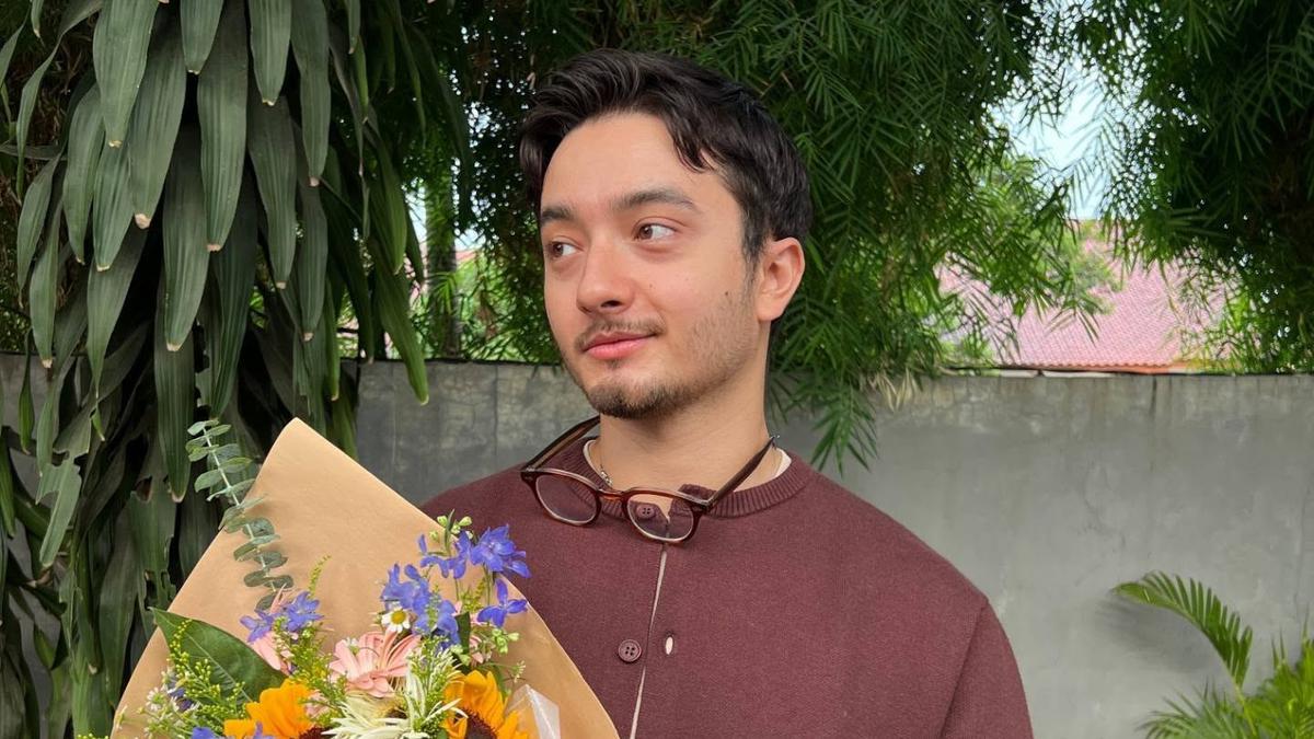 Bryan Domani Nikmati Merangkai Bunga, Akui Jadi Terapi Favorit