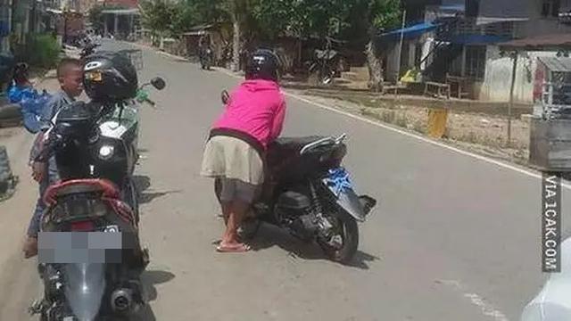 6 Potret Orang Parkir di Tengah Jalan Bikin Tepuk Jidat, Halangi Pengendara Lain